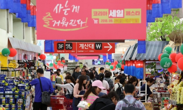 서울 중구 한 대형마트에 외국인 관광객들이 물건을 고르고 있다. [출처=뉴시스]