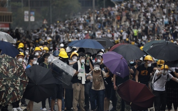 홍콩 시위대가 12일 홍콩 정부청사 앞에서 중국으로의 범죄인 인도 협정 개정에 반대하는 시위를 벌이고 있다. [제공=뉴시스]