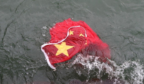 시위대에 의해 바다에 던져진 중국국기(출처:SCMP)