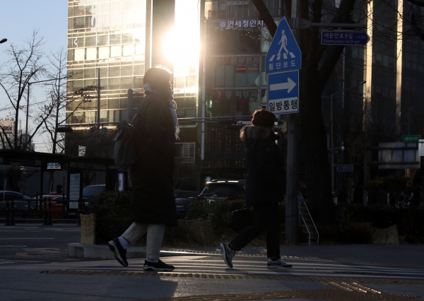 전국 지역 대부분이 영하권 날씨를 보이는 5일 오전 서울 종로구 광화문 광장 앞 네거리에서 시민들이 두꺼운 옷을 입고 걸어가고 있다. (사진=뉴시스)