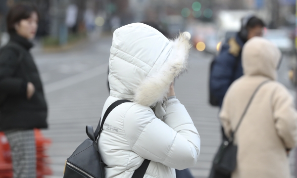 영하권의 출근길 날씨를 보이고 있는 13일 오전 서울 광화문 네거리에서 시민이 추위를 피해 손을 모자속에 넣고 있디. (사진=뉴시스)