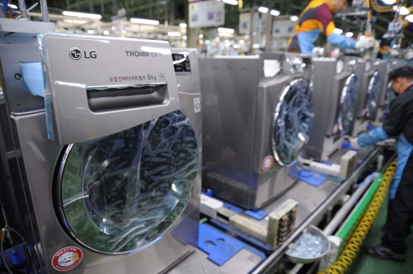 LG전자 직원이 경남 창원의 건조기 생산라인에서 ‘듀얼 인버터 히트펌프 트롬 건조기’를 생산하고 있다. (사진=뉴시스)
