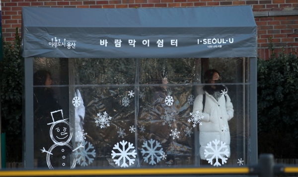 서울 아침 최저기온이 영하 11도를 기록하는 등 올 겨울 들어 가장 추운 날씨를 보인 6일 오전 서울 한남동에서 시민들이 바람막이쉼터에 들어가 버스를 기다리고 있다. 2019.12.06 (사진=뉴시스)