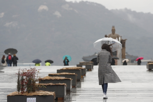 서울 지역에 비가 내린 7일 오전 서울 종로구 광화문광장에서 우산을 쓴 시민들이 걷고 있다. (사진=뉴시스)