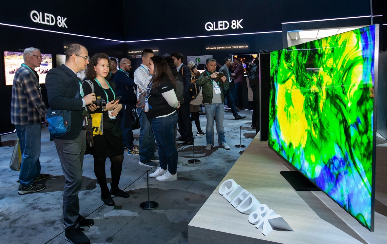 미국 라스베이거스에서 열리는 세계 최대 전자 전시회 CES 2020 개막일인 7일(현지시간) 삼성전자 전시관에서 관람객들이 QLED 8K의 생생한 화질을 감상하고 있다. (사진=삼성전자 제공)
