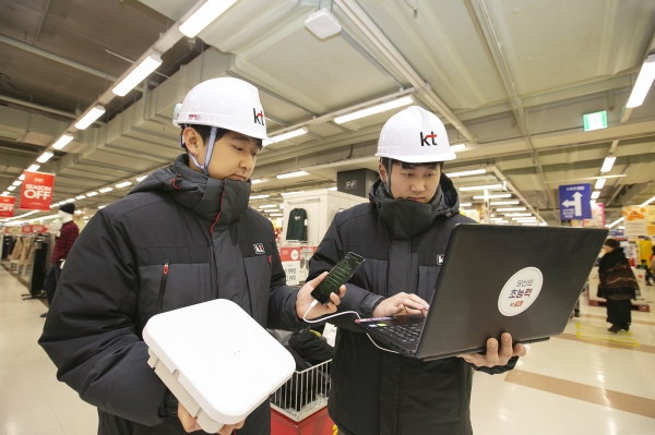 KT 네트워크부문 직원들이 경기도 안양시 홈플러스 매장 내에 고성능 광중계기를 설치하고 5G 서비스 품질을 확인하고 있다. (사진=KT 제공)