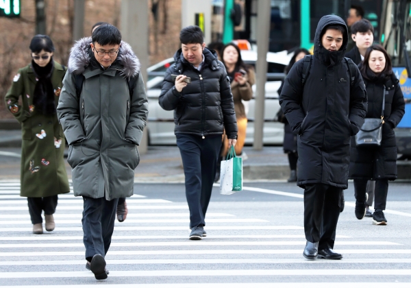 전국 대부분 지역에서 영하권 온도를 기록한 14일 오전 서울 여의도환승센터에서 시민들이 두꺼운 옷을 입고 출근길 발걸음을 재촉하고 있다. (사진=뉴시스)