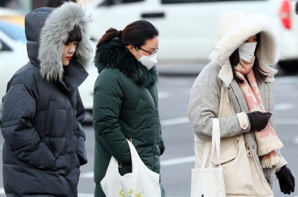 아침 기온이 영하권으로 떨어지며 반짝 추위가 찾아온 21일 오전 서울 광화문 사거리에서 시민들이 두꺼운 옷을 입고 출근길을 재촉하고 있다. (사진=뉴시스)