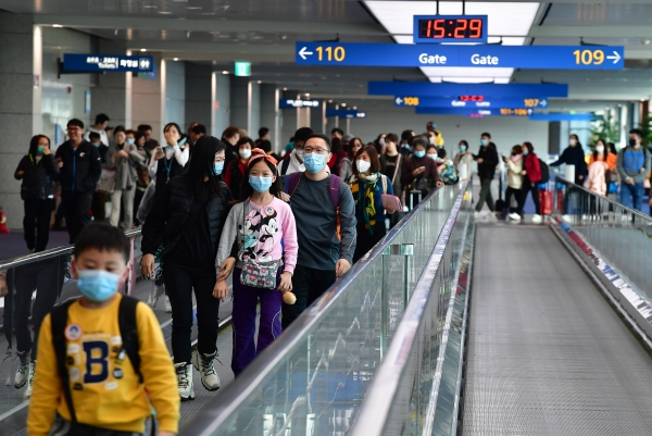 '우한 폐렴' 사망자가 중국에서 급증하는 가운데 지난 23일 인천공항에서 탑승객들이 마스크를 쓴 채 걷고 있다. (사진=뉴시스)