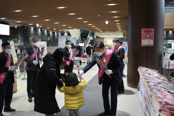 지난 19일 박상국 NH농협은행 IT부문 부행장이 행사장에서 아이에게 꽃을 나눠주고 있다. (사진=NH농협은행 제공)