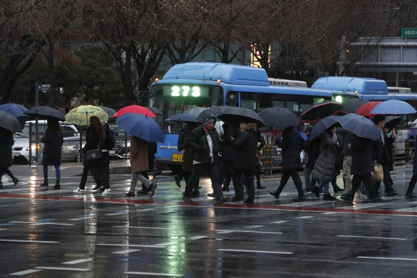 서울 지역에 비가 내린 지난 1월 6일 오전 서울 중구 세종대로 일대에서 시민들이 우산을 쓴 채 걷고 있다. (사진=뉴시스)
