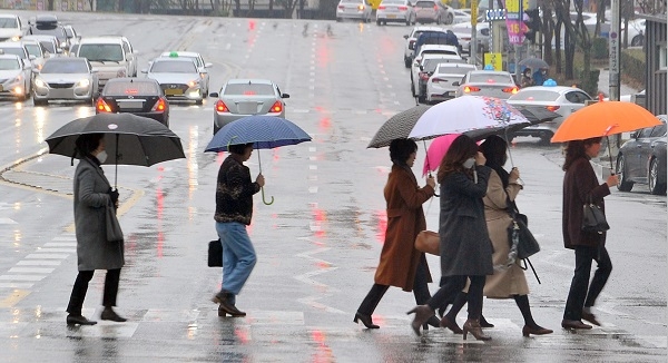 지난 12일 오전 광주 서구 치평동 한 횡단보도에서 출근길에 나선 시민들이 우산을 쓰고 발걸음을 재촉하고 있다. (사진=뉴시스)