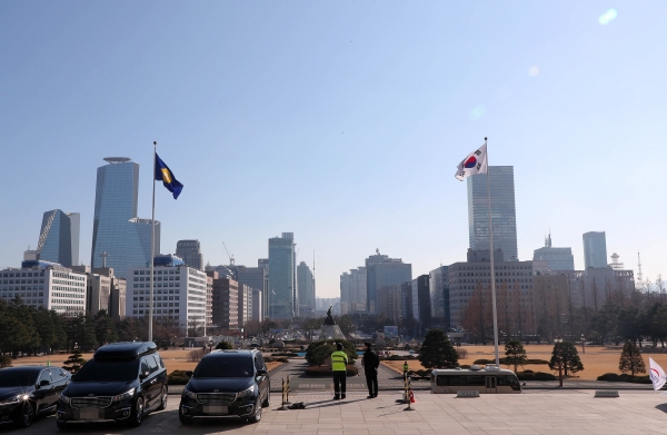 미세먼지 좋음 날씨를 보인 지난해 12월 12일 오후 서울 여의도 국회 본청 앞에서 바라본 여의도 도심이 파란하늘과 쾌청한 날씨를 보이고 있다. (사진=뉴시스)