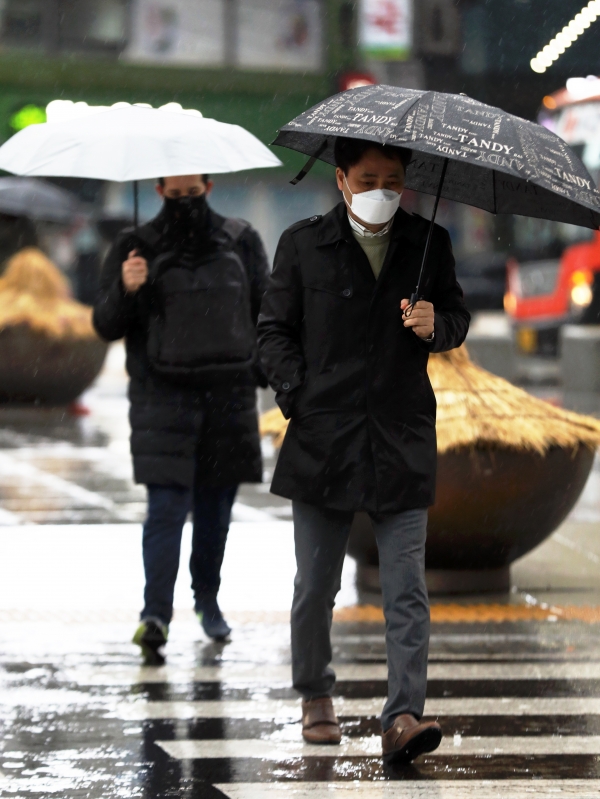 전국에서 비가 내리는 지난 25일 오전 서울 종로구 광화문광장에서 시민들이 출근길 발걸음을 재촉하고 있다. (사진=뉴시스)