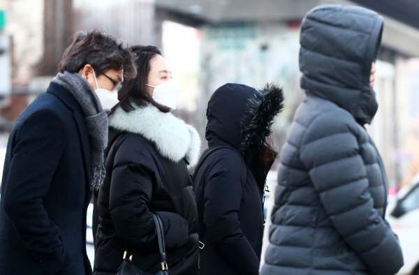 서울 아침 기온이 영하 8도까지 떨어지며 막바지 추위가 이어지고 있는 지난 2월 18일 오전 서울 광화문사거리에서 시민들이 두꺼운 옷을 입고 출근길을 재촉하고 있다. (사진=뉴시스)