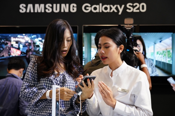 지난 2월 12일(현지시간) 태국 방콕에 위치한 센트럴월드 쇼핑몰에서 진행된 '갤럭시 S20' 런칭 행사에서 제품을 체험하고 있는 모습. (사진=삼성전자 제공)
