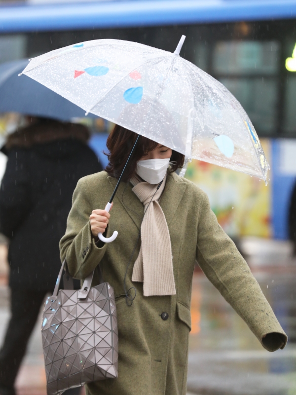 전국적으로 비가 내리는 지난 2월 25일 오전 서울 종로구 광화문광장에서 시민들이 출근길 발걸음을 재촉하고 있다. (사진=뉴시스)