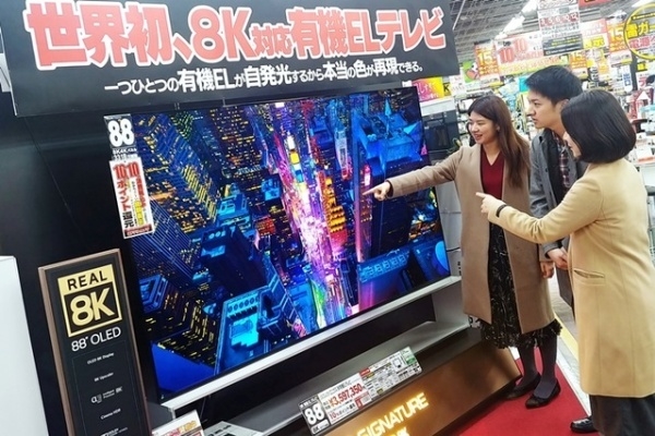 일본 도쿄 아키바에 위치한 요도바시카메라 매장에서 고객들이 'LG 시그니처 올레드 8K'의 선명한 8K 해상도를 체험하고 있다. (사진=LG전자 제공)