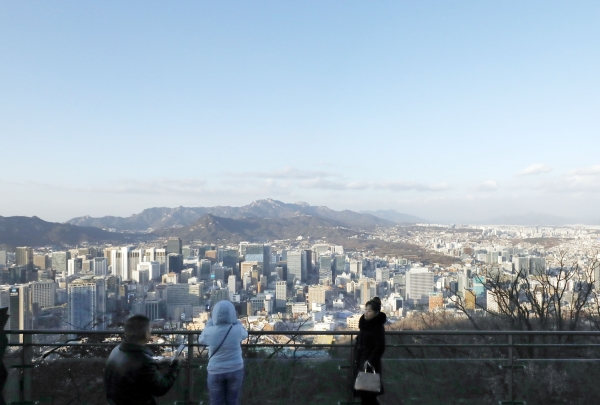 미세먼지가 옅어진 지난해 12월 11일 서울 남산에서 바라본 서울 도심 위로 파란하늘이 보이고 있다. (사진=뉴시스)