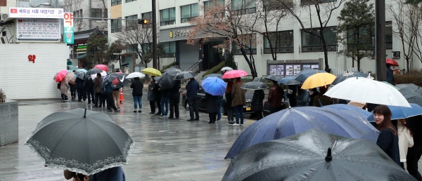 시민들이 지난 10일 오후 서울 종로구의 한 약국앞에서 마스크를 구매하기 위해 줄지어 서 있다. (사진=뉴시스)