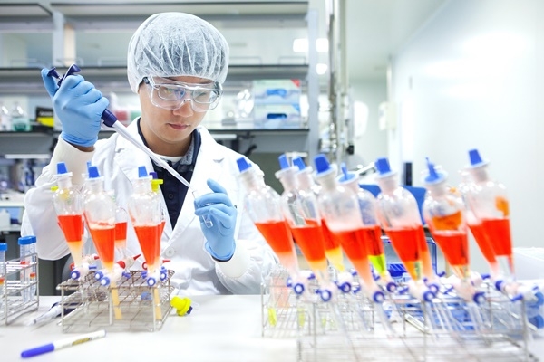 SK바이오사이언스 연구원이 백신 개발을 위한 R&D를 진행하고 있다. (사진=SK바이오사이언스 제공)