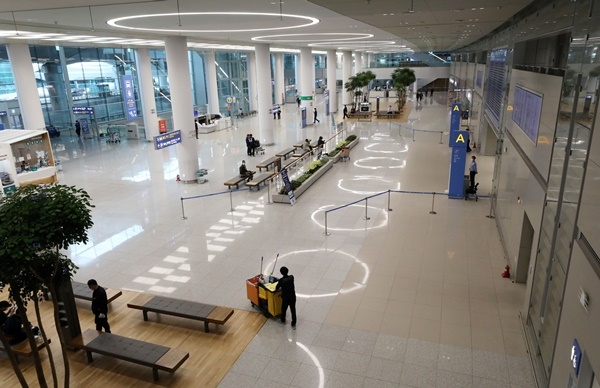 2001년 개항 이래 이용객이 처음으로 1만명대 이하로 떨어진 26일 오후 인천국제공항 2터미널 입국장이 한산한 모습을 보이고 있다. (사진=뉴시스)