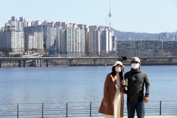 전국 대부분 지역에서 미세먼지 농도 '보통' 수준을 기록한 지난 3월 22일 오전 서울 여의도 한강공원에서 시민들이 마스크를 쓴 채 기념촬영을 하고 있다. (사진=뉴시스)