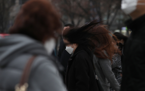 춘분을 하루 앞두고 전국에 태풍급 강풍이 예보된 지난 3월 19일 오전 서울 광화문 네거리에서 시민들이 출근길 발걸음을 재촉하고 있다. (사진=뉴시스)