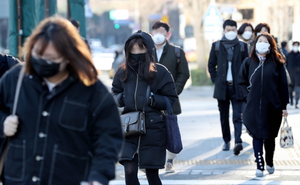 영하권 꽃샘추위가 이어지는 지난 3월 16일 오전 서울 종로구 광화문네거리에서 두꺼운 옷과 마스크를 착용한 시민들이 출근길 발걸음을 재촉하고 있다. (사진=뉴시스)
