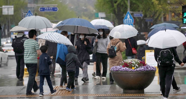 봄비가 내려 풍년이 든다고 전해지는 절기 '곡우'인 19일 오후 서울 도심에서 우산을 쓴 시민들이 길을 걷고 있다. (사진=뉴시스)