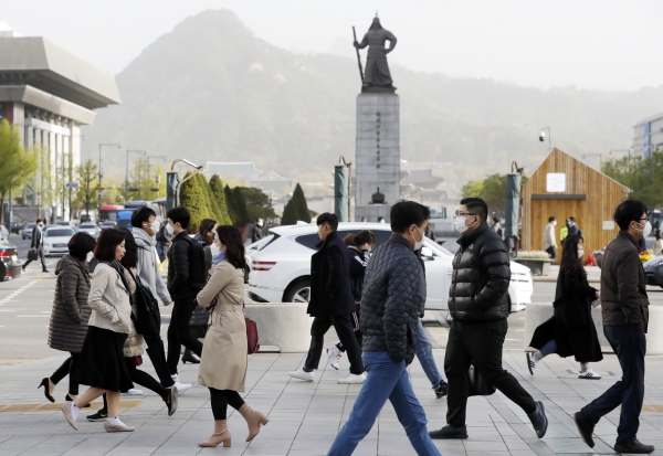 서울 아침기온이 0.2도를 기록하는 등 꽃샘추위가 이어지고 있는 22일 서울 세종대로 사거리에서 시민들이 출근하고 있다. (사진=뉴시스)