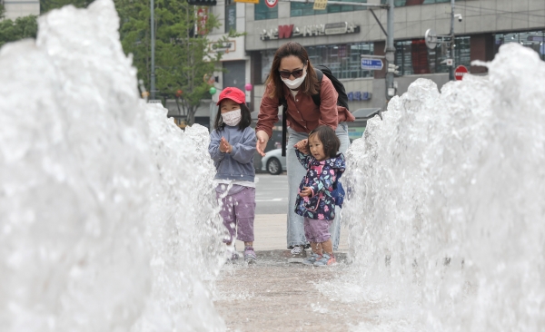 초여름 날씨를 보이는 지난 5월 1일 오전 서울 중구 서울광장 바닥분수에서 어린이들이 더위를 피하고 있다. (사진=뉴시스)