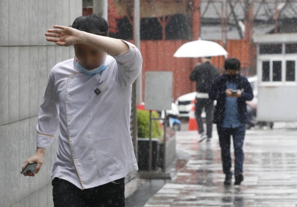 지난 4월 19일 오후 서울 영등포구 일대에서 우산을 챙기지 못한 시민이 비를 피하고 있다. (사진=뉴시스)