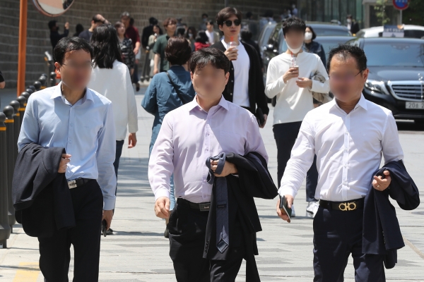 서울 낮 최고 기온 28도가 예보된 지난 6일 서울 중구 덕수궁 인근에서 시민들이 겉옷을 손에 든 채 걷고 있다. (사진=뉴시스)