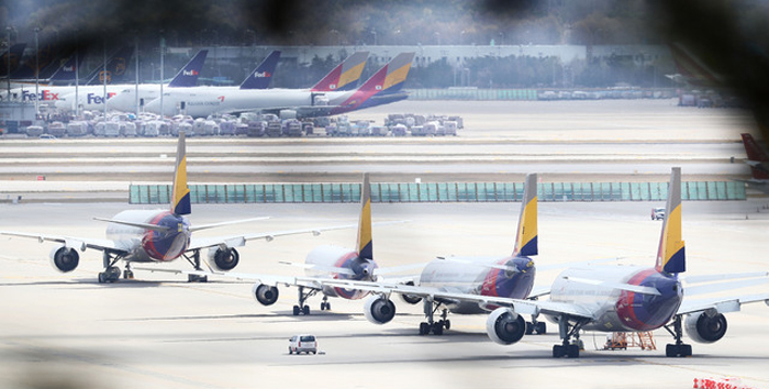 코로나19로 인해 하늘길이 막히자 인천국제공항 주기장에 아시아나항공 여객기들이 주기돼있다 (사진=뉴시스)