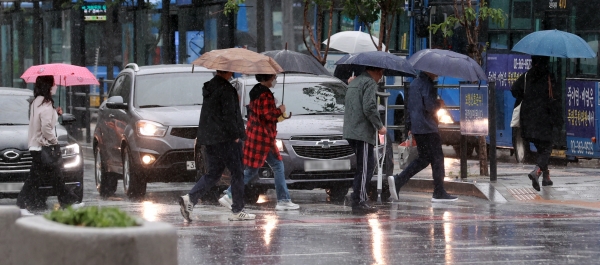 전국적으로 비가 내린 지난 9일 오전 서울 종로구 광화문네거리에서 시민들이 우산을 쓰고 이동하고 있다. (사진=뉴시스)
