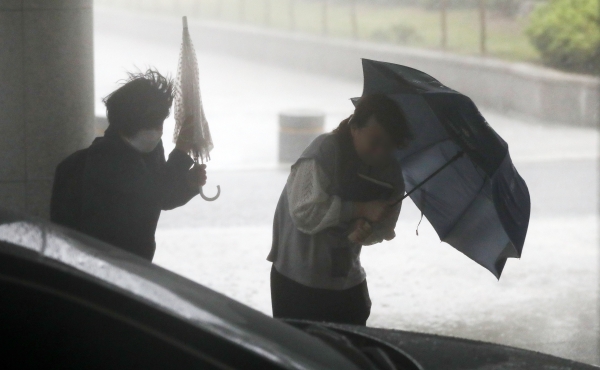 비가 내린 지난 18일 오후 서울 서초구 서울고등검찰 인근에서 시민들이 비바람을 피하고 있다. (사진=뉴시스)
