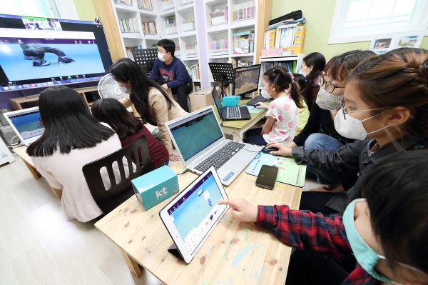5월 19일 서대전 지역아동센터 아이들이 KT 화상 회의 시스템을 통해 KT IT서포터즈가 진행하는 ‘VR 콘텐츠 제작하기’ 체험형 수업에 참여하고 있다. (사진=KT 제공)