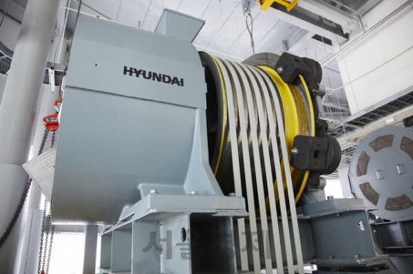 세계 최초로 탄소섬유벨트가 적용된 분속 1260m 엘리베이터 권상기. 권상기는 승강기의 동력원으로 자동차의 엔진에 해당한다 (사진제공=현대엘리베이터)