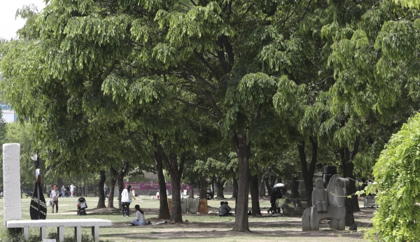 초여름 날씨를 보인 지난 5월 7일 서울 성동구 서울숲에서 시민들이 그늘에 앉아 휴식을 취하고 있다. (사진=뉴시스)