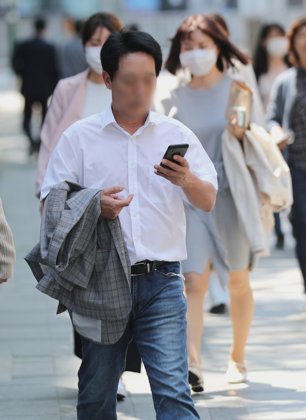 서울 낮 최고 기온 28도가 예보된 지난 6일 서울 중구 시청 인근에서 시민들이 겉옷을 손에 든 채 걷고 있다. (사진=뉴시스)