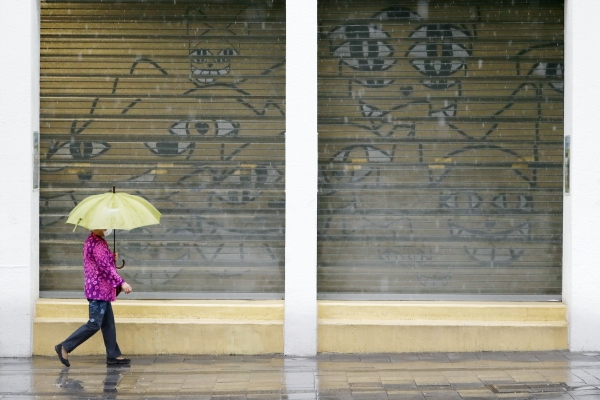 전국적으로 비가 내리고 있는 지난 5월 19일 서울 홍대거리에서 한 시민이 우산을 쓰고 걸어가고 있다. (사진=뉴시스)
