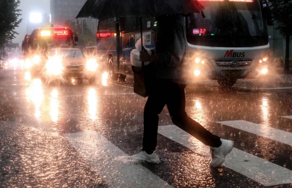 비가 내리는 지난 5월 18일 오후 서울 중구 일대에서 한 시민이 우산을 쓰고 있다. (사진=뉴시스)