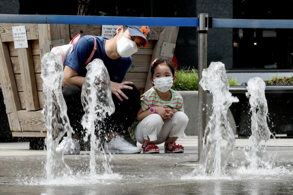 30도에 육박하는 더운 날씨를 보이는 지난 5월 31일 오후 서울 종로구 광화문 광장에서 어린이가 바닥분수를 바라보고 있다. (사진=뉴시스)