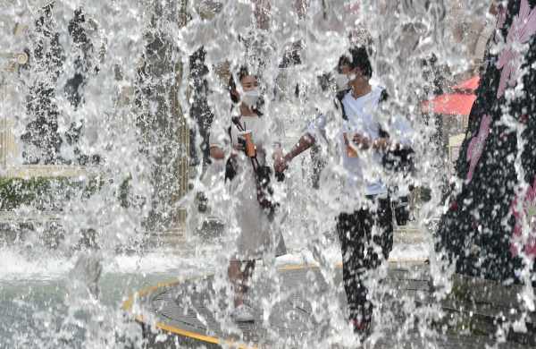 무더운 날씨를 보인 지난 6월 5일 오후 경기 용인시 처인구 에버랜드 분수대에서 관람객들이 시원하게 쏟아지는 물줄기를 바라보며 더위를 식히고 있다. (사진=뉴시스)