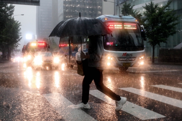 비가 내리는 지난 5월 18일 오후 서울 중구 일대에서 한 시민이 우산을 쓰고 있다. (사진=뉴시스)