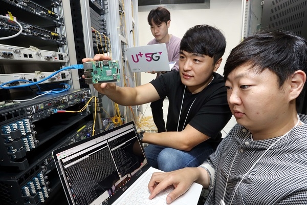 LG유플러스 마곡사옥에서 직원들이 양자내성암호 기술이 적용된 모듈을 들고 있는 모습. (사진=LG유플러스 제공)