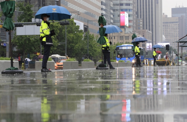 지난 6월 2일 서울 종로구 광화문광장에서 우산을 쓴 경찰 병력들이 근무를 서고 있다. (사진=뉴시스)