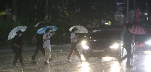 지난 6월 10일 오후 서울 광화문 네거리에서 우산을 든 시민들이 퇴근길 발걸음을 재촉하고 있다. (사진=뉴시스)