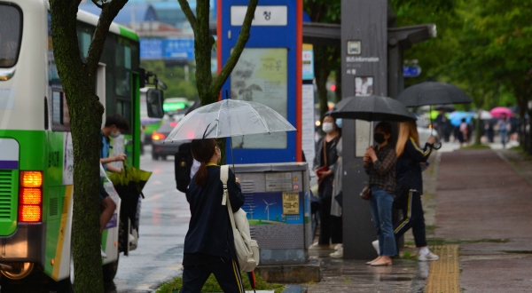 남부권에 비가 내리는 18일 오전 광주 서구 치평동 광주시청 앞 버스정류장에서 우산을 쓴 시민들이 발걸음을 재촉하고 있다. (사진=뉴시스)